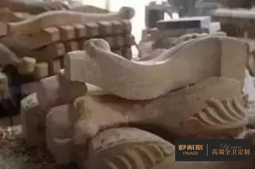 第六步：鑼機(jī)：以模具為原型，以刀具進(jìn)行切削，形成更為完整與流暢的線條，規(guī)定了產(chǎn)品的形狀。