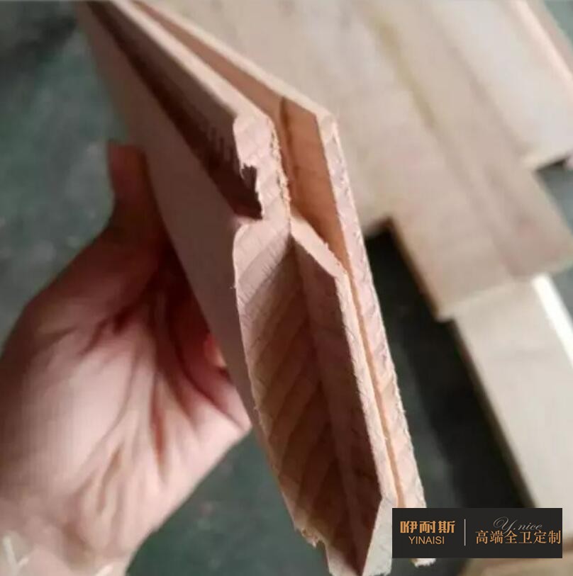 第七步：出榫機(jī)。使木塊具備特有的準(zhǔn)頭結(jié)構(gòu)制作出一種古典效果，以便木塊之間更為緊密的連接。