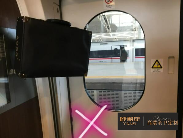 平穩(wěn)放置物品，較重的物品應(yīng)放置在浴室柜底柜底層;吊柜內(nèi)不易放置過重物品